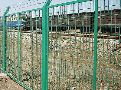 框架護欄網廣泛用(yòng)于中國(guó)的公路、鐵路、高速公路等